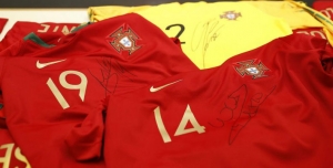 Jogadores da Seleção Nacional autografam camisolas para angariar donativos para Moçambique